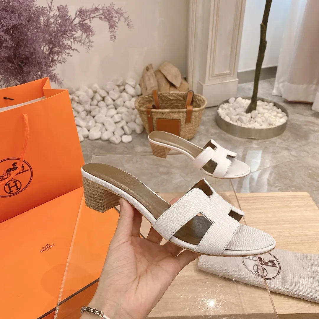 👟👟Ex-factory price 300👟👟 Genuine leather sole +40 🦄Hermès "Palm Print" has added new color sandals, "Year-round shipment" with three-dimensional concave and convex feeling on the classic "H" upper... It is a must-have item in your wardrobe, and it is magically versatile in this summer! This model fully demonstrates the classic Hermès style "palm print". Classic calfskin material ~ imported sheepskin. Lining 🐎Size: 34~42. Heel height ② type: low heel 1.5cm. Medium heel 4.5cm. Genuine leather sole +40 rubber sole.